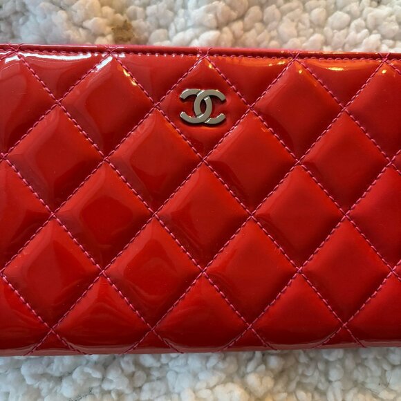Like New CHANEL Red Patent Leather Zip Quilted Wallet w/Chanel Card - Picture 3 of 11
